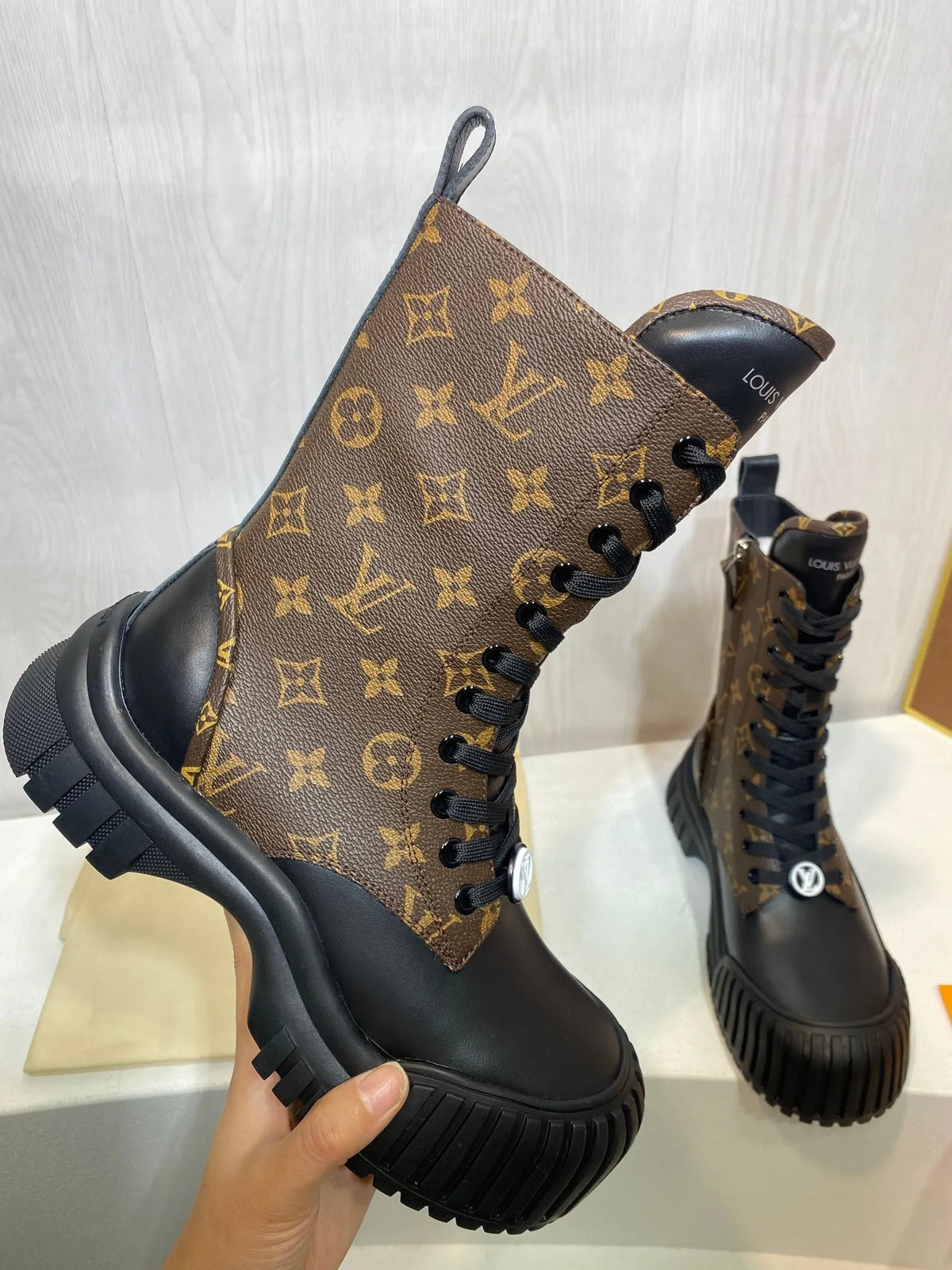 Boots V8938