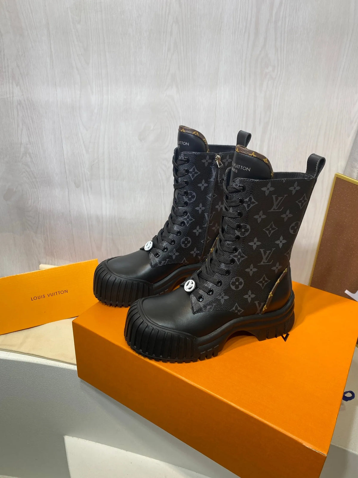 Boots V8938