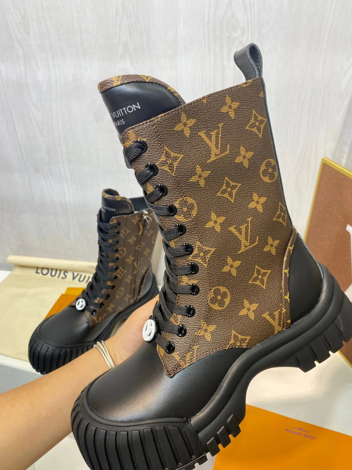 Boots V8938