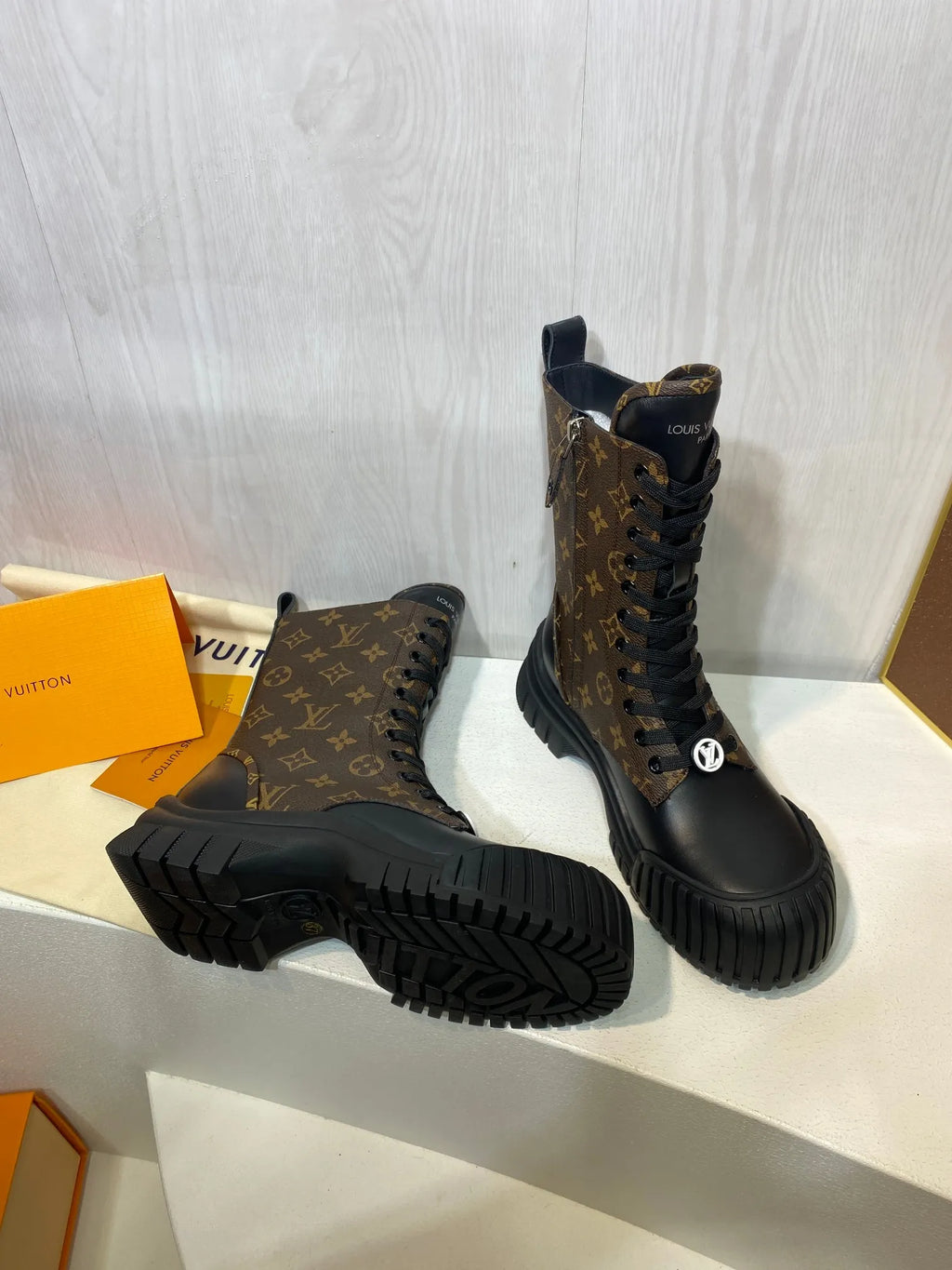 Boots V8938
